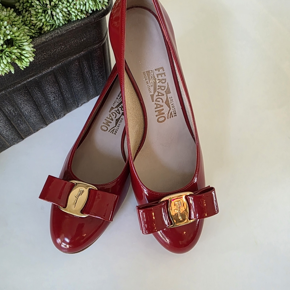 Salvatore Ferragamo Red Patent Vara Bow Ballet Flats Gold Logo Italy Size 5.5B - Picture 13 of 14